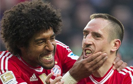 Dante (vlevo) a Franck Ribery slaví gól Bayernu