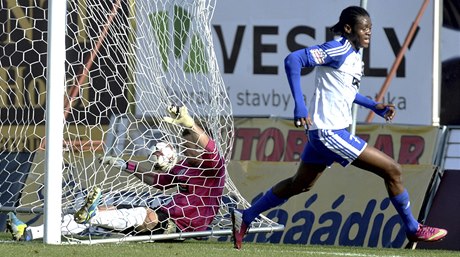 Stelec druhého gólu Znojma Lamine Diarrassouba (vpravo) a branká Jablonce Roman Vale.