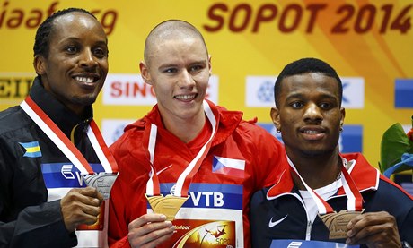 Pavel Maslák (uprosted) pózuje se zlatou medailí s halového mistrovství svta