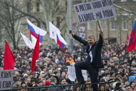 "V Rusku jsou nai brati, v Evrop jsme otroky." Transparent proruského demonstranta ve východoukrajinském Doncku.
