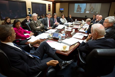 Zasedání americké Národní bezpenostní rady ke krizi na Ukrajin. Pedsedá prezident Barack Obama (vlevo), vpravo viceprezident Joe Biden.