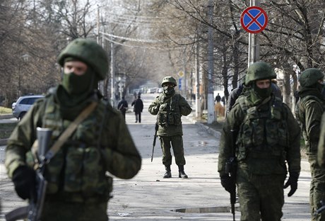 Vojáci steící krymský parlament v Simferopolu.