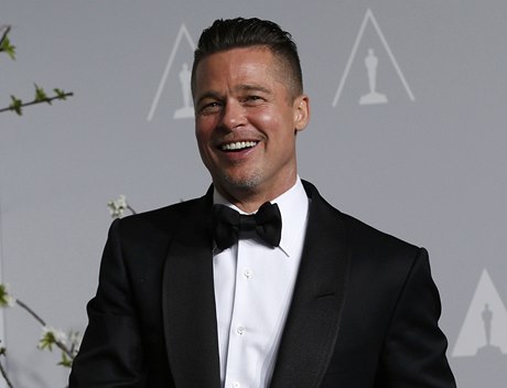 Brad Pitt přebírá Oscara za produkci filmu 12 let v řetězech