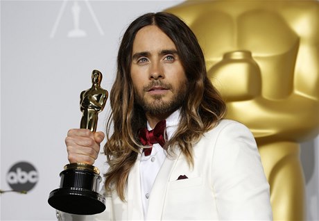 Jared Leto pózuje s Oscarem za nejlepí herecký výkon ve vedlejí roli