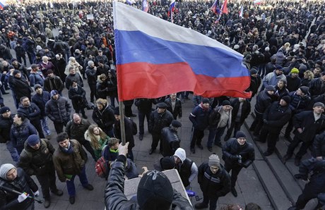A 10.000 demonstrant se selo v Doncku na východ Ukrajiny, aby projevilo sympatie Rusku. 
