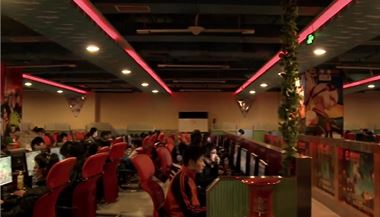 Typick� pohled, kter� se naskytne n�v�t�vn�k�m ��nsk�ch internetov�ch kav�ren: �ady mlad�k�, kte�� o�ima fixuj� monitor po��ta�e.