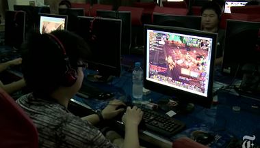 Hran� online her v ��nsk� internetov� kav�rn�. Mezi nejobl�ben�j�� hry pat�� proslul� World of Warcraft. 