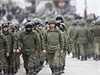 Neozbrojení vojáci pochodující poblí základny u Simferopolu.