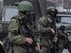 Vojáci bez oznaení hlídkují v pístavu Balaklava na Krymu.