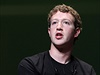 Mark Zuckerberg, zakladatel Facebooku, systmu, kter je dajn nepostradateln a zrove trochu straideln.