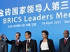 Na summitu skupiny BRICS 14. dubna v čínském San-ja se setkali indický premiér Manmóhan Singh (první zleva), ruský prezident Dmitrij Medveděv (druhý zleva), čínský prezident Chu Ťin-tchao (uprostřed), brazilská prezidentka Dilma Rousseffová a jihoafrický