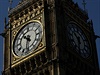 as, který letí Londýnem, mí neúnavn hodiny Big Benu.