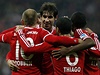 Hrái Bayernu slaví jeden z gól Robbena