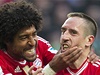 Dante (vlevo) a Franck Ribery slaví gól Bayernu
