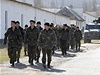 Ukrajintí vojáci opoutjí základnu ve vsi Perevalnoje nedaleko Simferopolu. 
