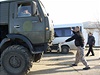 Vojenská základna u Perevalnoje: místní obyvatelé se snaí zastavit vozidlo ukrajinských voják.