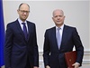 Ukrajinský premiér Arsenij Jaceuk (vlevo) a britský ministr zahranií William Hague.