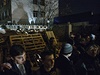 Prorutí demonstranti vytvoili lidský etz u barikádami ohraniené základny ukrajinského námonictva v Sevastopolu. 