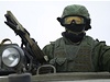 Neoznaený ozbrojenec u ukrajinské vojenské základny v Perevalném nedaleko krymského Simferopolu.