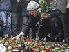 éf americké diplomacie John Kerry zapaluje na Majdanu svíku za obti ukrajinské krize.