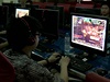 Hraní online her v ínské internetové kavárn. Mezi nejoblíbenjí hry patí proslulá World of Warcraft.  