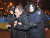 Ukrajinská policie zasahuje proti protestnímu shromádní proruských demonstrant v Doncku.