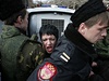Prorutí kozáci v krymském správním stedisku Simferopol zadreli aktivistky hnutí Femen.