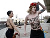 Aktivistky Femen se ped sídlem místního snmu pokusily s obnaeným poprsím...