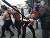 lenky Femen se ped sídlem místního snmu pokusily s obnaeným poprsím naruit shromádní pívrenc pipojení poloostrova k Rusku. 