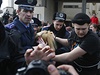 Zásah proti aktivistkám hnutí Femen v krymském Simferopolu.