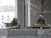 Vojáci steí budovu krymského parlamentu v Simferopolu.