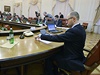 Ukrajinský premiér Arsenij Jaceuk na zasedání vlády v Kyjev.
