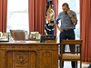 Americký prezident Barack Obama pi telefonátu s Vladimirem Putinem v Oválné pracovn Bílého domu.