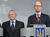 Povený prezident Ukrajiny Oleksandr Turinov, pedseda vlády Arsenij Yaceuk a ministr obrany Ihor Teuk ped novinái v Kyjev.