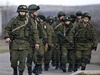 Rutí vojáci u vojenské základny v Perevalném nedaleko Simferopolu.
