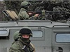 Ozbrojenci v neznaených uniformách na pedmstí ukrajinského Sevastopolu.