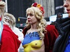 Aktivistky ukrajinské skupiny Femen, které protestují proti ruské intervenci na...