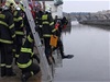 Záchranná akce hasi v centru Prahy. Vytahovali z Vltavy vozítko Segway