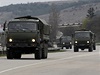 Ruský vojenský konvoj se pesouvá ze Sevastopolu do Sinferopolu.
