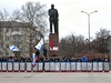 Prorutí demonstranti hlídají sochu Lenina v Simferopolu.
