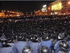 Poádková policie hlídá budovu regionální vlády v Charkov ped proruskými demonstranty.