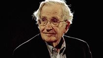 Noam Chomsky působil na MIT, poslední dobou provokuje svými politickými názory.