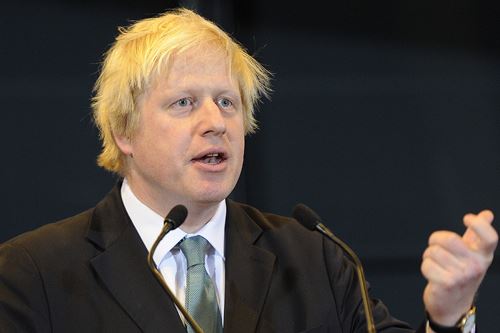 Londýnský primátor Boris Johnson (47) šokuje už svými neučasanými blonďatými vlasy, jež připomínají paruku, kterou si nasadilo malé dítě.