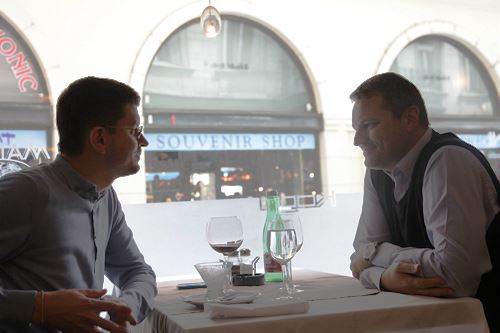 Středa 18. července 2012, kolem čtrnácté hodiny, pražská restaurace Kogo. Vlevo Jan Novák, vpravo Vlastimil Rampula.