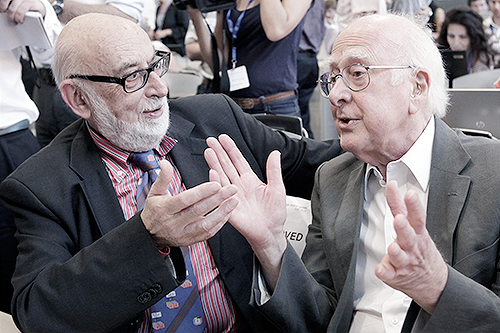 Britský fyzik Peter Higgs (vpravo) a belgický fyzik François Englert před tiskovou konferencí v CERN v červenci 2012.