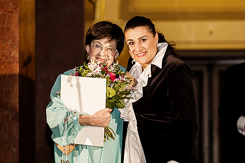 Oceněná Zuzana Růžičková s ceněnou Cecilií Bartoli.