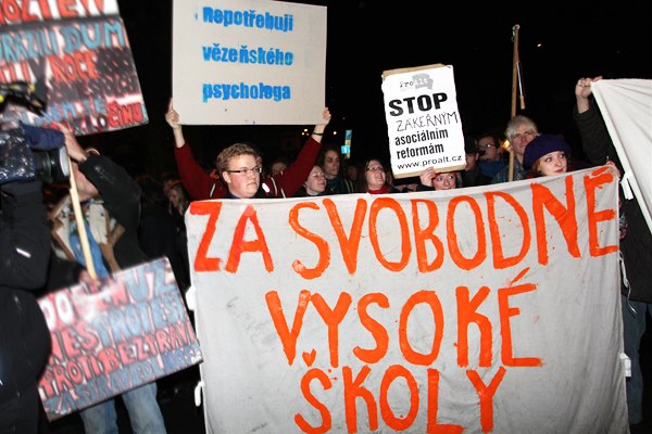 Sní�ení maximálního zastoupení student� v Akademických senátech z poloviny na t�etinu vítám, ba dokonce si myslím, �e pokud chceme mít opravdu �pi�kové univerzity, které budou p�itahovat studenty z domova i zahrani�í, studenti by do volby rektora nem�li 