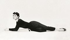 Le�ící Audrey Hepburn.