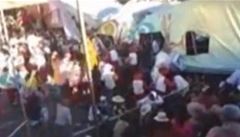 Při karnevalu v Bolívii se zřítil most pro pěší, čtyři mrtví 