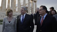 S pocitem hanby prosím o odputní. Gauck se ecku omluvil za zvrstva nacismu